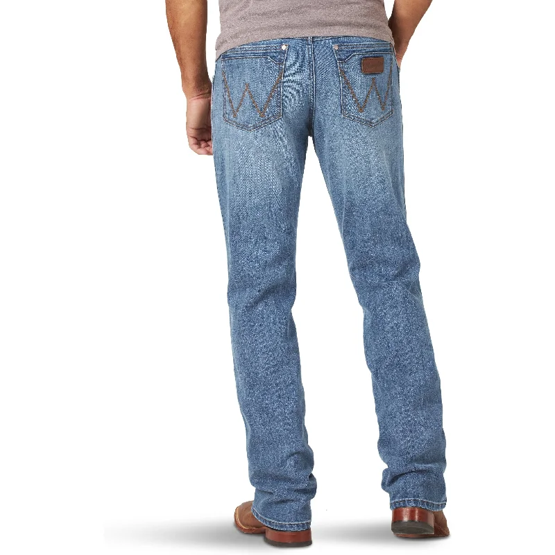Men's Jeans with a Frayed Hem for a Casual and Effortless StyleWrangler Men's Retro Relaxed Fit Bootcut Jean-Kingston Men's Jeans with a Frayed Hem for a Casual and Effortless StyleWrangler Men's Retro Relaxed Fit Bootcut Jean-Kingston