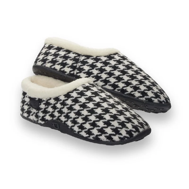 Men's slippers with a non - slip outsole for safetyFreeze - Black & White Dogtooth Men's Slippers Men's slippers with a non - slip outsole for safetyFreeze - Black & White Dogtooth Men's Slippers