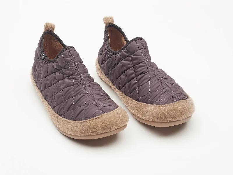 Men's slippers with a Velcro closure for easy on and offSuper soft quilted Pitas slippers Men's slippers with a Velcro closure for easy on and offSuper soft quilted Pitas slippers